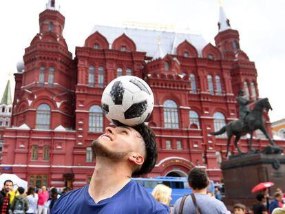 Un hincha hace malabarismos con el balón ante la sede del museo Histórico de Moscú, Rusia, este miércoles. 