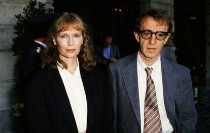 Mia Farrow y Woody Allen fotografiados en Paris el 24 de julio de 1989.