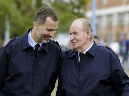 Los reyes Felipe VI y Juan Carlos I, en la base de Torrejón de Ardoz (Madrid) en 2014.