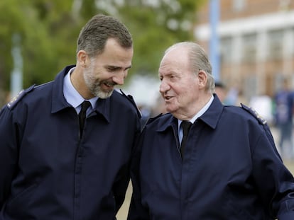 Los reyes Felipe VI y Juan Carlos I, en la base de Torrejón de Ardoz (Madrid) en 2014.