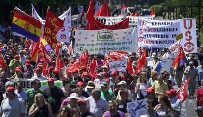 Manifestación organizada por UGT y CC OO para pedir al Gobierno que defienda en la próxima cumbre europea políticas en favor del crecimiento.