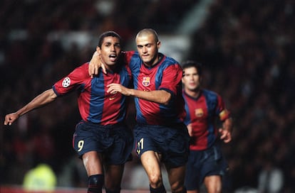 Luis Enrique celebra con Sonny Anderson un penalti jugando con el Fútbol Club Barcelona.