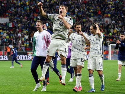 Nicolo Barella celebra junto a sus compañeros la clasificación para la Eurocopa de 2024.