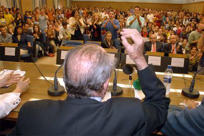 Manuel Fraga responde a un grupo de personas que le increparon durante la conferencia <i>España y su futuro</i> en la Universidad de Granada.