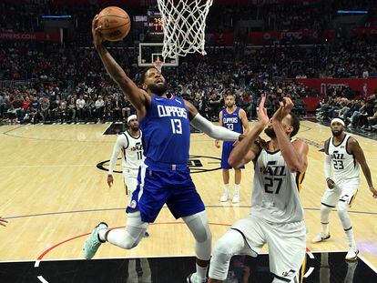 Paul George intenta anotar ante Rudy Gobert en el Clippers-Jazz de este miércoles, primer partido de la NBA emitido en China desde octubre de 2019.