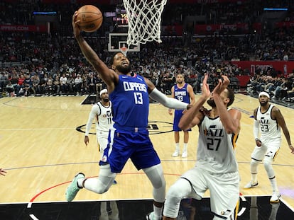 Paul George intenta anotar ante Rudy Gobert en el Clippers-Jazz de este miércoles, primer partido de la NBA emitido en China desde octubre de 2019.