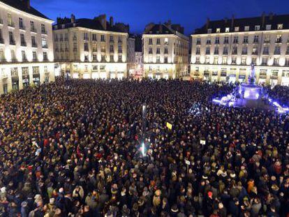 Milers de francesos es manifesten contra els atacs terroristes a 'Charlie Hebdo' al Palau Reial a Nantes.