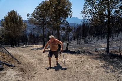 Agustín, de 72 años, caminaba el martes por su propiedad quemada por el fuego desatado cerca de la localidad de El Pont de Vilomara, en Barcelona. 