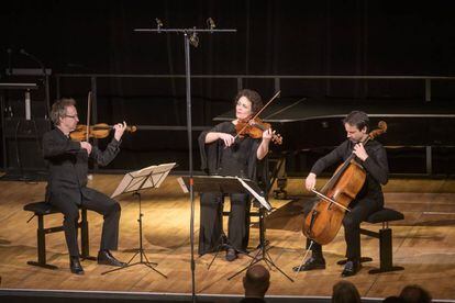 El violinista Daniel Sepec, la violista Tabea Zimmermann y el violonchelista Jean-Guihen Queyras durante el concierto inaugural en la Bundeskunsthalle, el pasado viernes en Bonn.