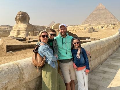 Adrián Rodríguez y Gosi Bendrat, autores del blog 'Mola Viajar', y sus dos hijos posan delante de la Esfinge y la pirámide de Kefrén, a las afueras de El Cairo.