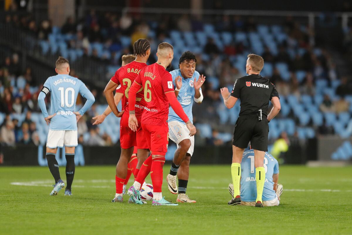 Iago Aspas y Rafa Benítez cargan contra el VAR después de que se rearbitrara un penalti por un agarrón | Fútbol | Deportes