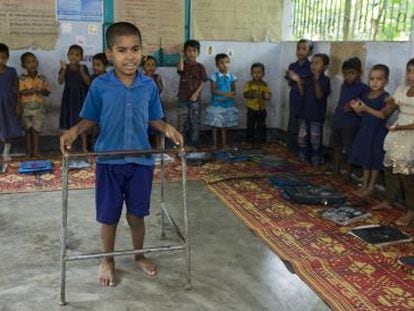 Un ni&ntilde;o de 10 a&ntilde;os, en una clase de preescolar en Bangladesh. 