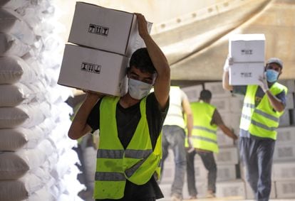 Transporte de cajas con ayuda humanitaria al paso fronterizo de Bab el Hawa el 30 de junio de 2021.