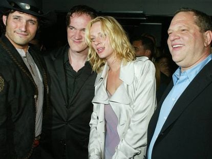 Los directores Robert Rodriguez y Quentin Tarantino, la actriz Uma Thurman y el productor Harvey Weinstein en 2004, tras el estreno de la película 'Kill Bill Vol. 2' en Los Ángeles, California.