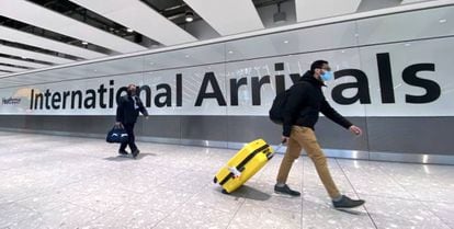 Dos viajeros, el pasado 13 de febrero, en la zona de llegadas del aeropuerto de Londres-Heathrow. 