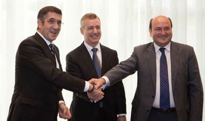 El 'lehendakari', Iñigo Urkullu (centro), y los máximos dirigentes del PNV, Andoni Ortuzar (derecha), y del PSE, Patxi López, tras firmar el acuerdo entre ambos partidos.