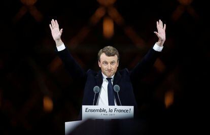 El presidente electo de Francia Emmanuel Macron celebra con sus votantes el triunfo frente a Le Pen, en la plaza del Louvre.