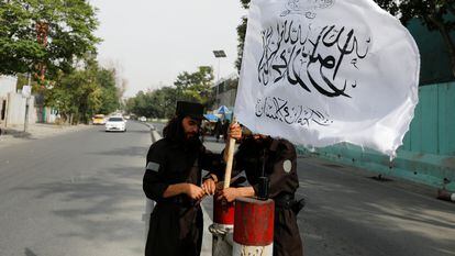 Guerrilleros talibanes instalaban una bandera talibán en un control en Kabul, el pasado 21 de julio.