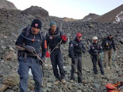 Miembros del equipo de rescate transportan un cuerpo hallado en el cerro Rincón de los Andes que pertenece al español Mateo Parrilla.