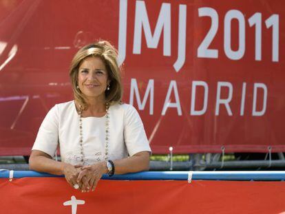 Ana Botella, ayer, junto a las lonas colocadas para recibir al Papa en la plaza de Cibeles de Madrid