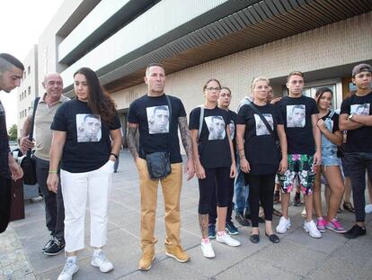 Familiares de la víctima, ante la Ciudad de la Justicia de Castellón en una imagen de archivo. 