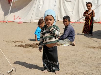Niños frente a un campamento para desplazados en la provincia de Hodeidah, en Yemen.