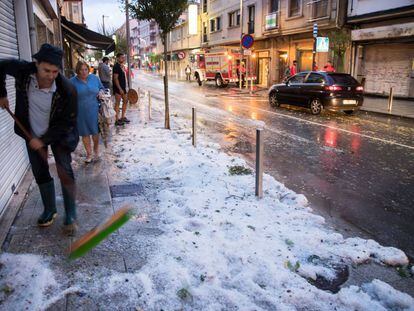 Lluvias en forma de granizo colapsaron el centro de Arzua (La Coru&ntilde;a). 