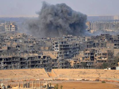 Una columna de humo se eleva sobre la ciudad de Deir Ezzor durante una operación del régimen contra posiciones del ISIS.