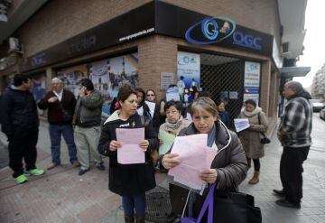 Un grupo de afectados se concentra ante la sede madrileña de OGC.
