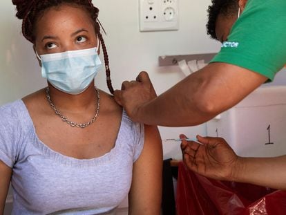 Una mujer se vacuna contra la covid en un centro médico instalado en Ciudad del Cabo (Sudáfrica), el 8 de diciembre.