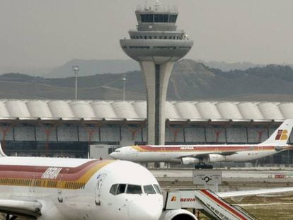 Vista de un avión de Iberia y la torre de control del aeropuerto Madrid-Barajas Adolfo Suárez.