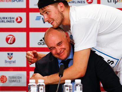 Doncic abraza a Pablo Laso durante una rueda de prensa.