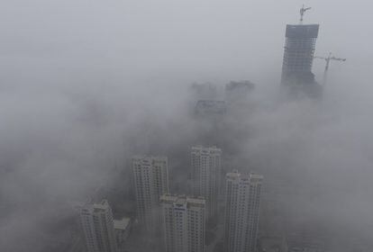Edificios de Qingdao, porvincia de Shandong, cubiertos por la niebla producida por los altos niveles de contaminación. Las autoridades han establecido políticas para luchar contra la polución pero el problema no ha disminuido.
