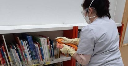 Valdepeñas desinfecta hasta los libros en las labores de limpieza de colegios y centros públicos