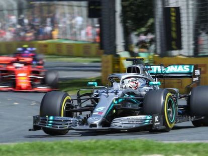 Lewis Hamilton pilota durante los entrenamientos libres del G.P. de Australia, con Vettel al fondo.