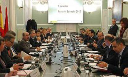El subsecretario del Ministerio del Interior, Luis Aguilera (6i), preside la reunión de la comisión mixta hispano-marroquí que se ha celebrado esta tarde en Madrid, para evaluar la Operación Paso del Estrecho 2012.