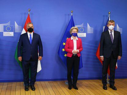 La presidenta de la Comisión Europea junto a los primeros ministros de Hungría, República Checa y Polonia, en Bruselas, este jueves.