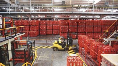 Trabajadores de Arca trasportando cajas de Coca-Cola