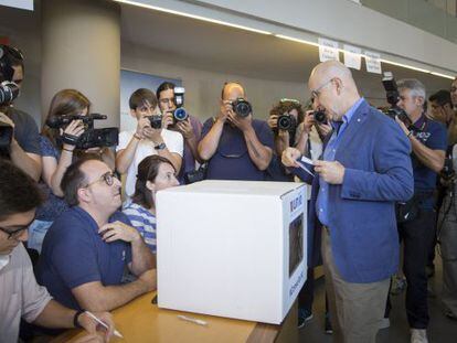 Josep Antoni Duran i Lleida diposita el seu vot.