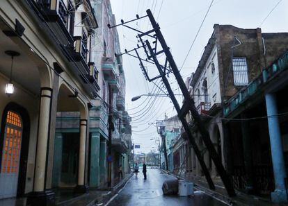Las calles de la ciudad de Pinar del Río (Cuba) tras el paso del huracán 'Ian', este martes. El huracán tocó tierra en la isla a las 4:30 a. m. de este martes de la provincia homónima.