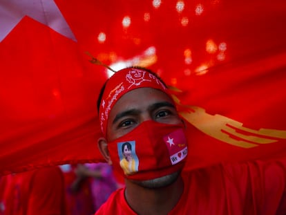 Un partidario de la Liga Nacional para la Democracia de Aung San Suu Kyi, este lunes en Yangón.