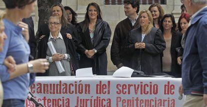 Protesta, ayer en Sevilla, de abogados adscritos al servicio de asistencia jur&iacute;dica a presos. 