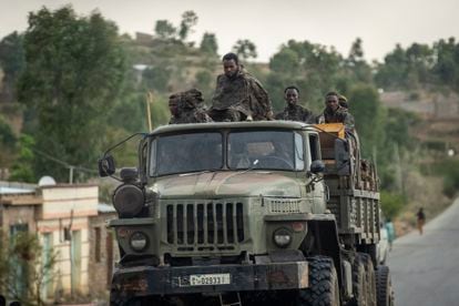 Soldados del Gobierno de Etiopía se dirigen a la aldea de Abi Adi, en la región de Tigray, en una imagen de archivo.