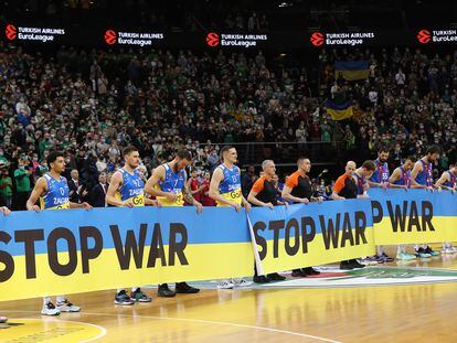 Los jugadores del Zalgiris y el Barcelona muestran una pancarta en contra de la guerra en el partido de Euroliga.