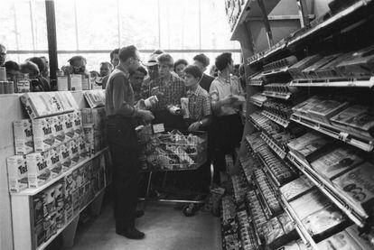 Los trabajadores de la American National Exhibition enseñaban a los visitantes cómo se hacía la compra en los supermercados de Estados Unidos.