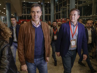 El presidente del Gobierno, Pedro Sánchez, y el candidato socialista a la Xunta, José Ramón Gómez Besteiro, a su llegada este sábado a la convención política del PSOE en A Coruña.