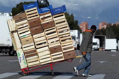 Un hombre traslada cajas  desde las naves principales de Mercamadrid a la zona donde se encuentran los almacenes semiabandonados.
