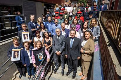 Encuentro de familias de desaparecidos, el pasado martes. A la izquierda, en primera y segunda fila, Luisa Vega y Juan Bergua muestran la imagen de su hija.  