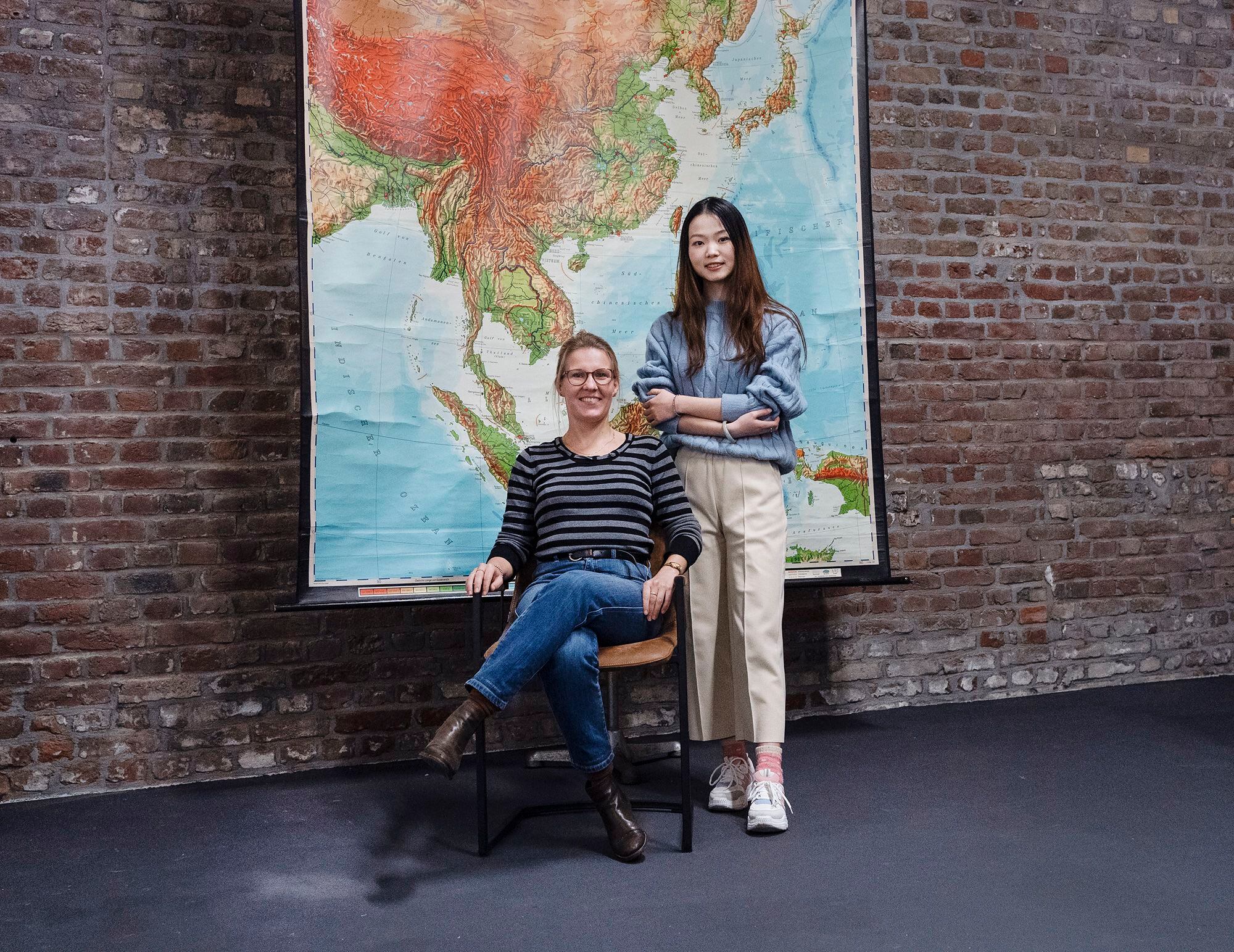 A la izquierda Stefanie Meyer, directora de la empresa Chinnect, junto a una empleada china, en Duisburgo.