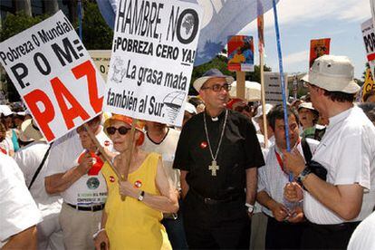 El obispo de Calahorra, durante la marcha en Madrid, convocada por más de 1.000 organizaciones no gubernamentales.